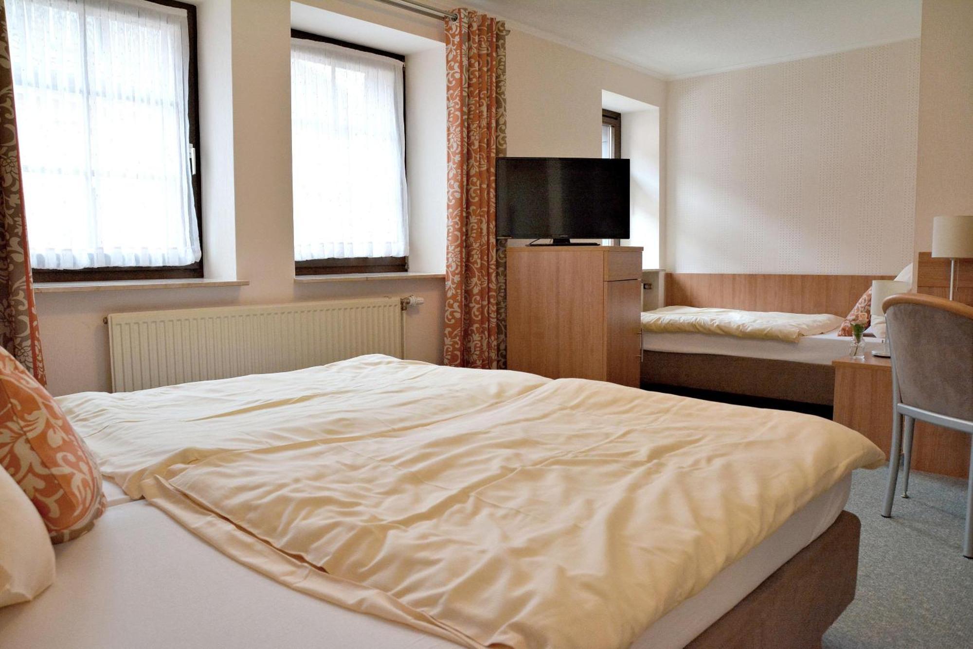 Rosenhotel Scherer Schiffweiler Buitenkant foto
